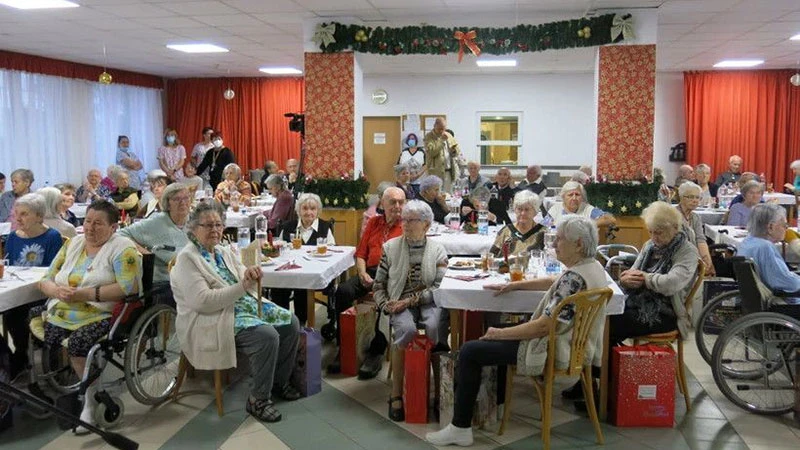 Cộng đồng người Việt Nam tại Budapest (Hungary) quyên góp cho viện dưỡng lão. (Ảnh VIETNAMPLUS)