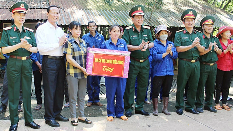 Thượng tướng Võ Minh Lương, Ủy viên Trung ương Đảng, Ủy viên Thường vụ Quân ủy Trung ương, Thứ trưởng Bộ Quốc phòng, thăm, tặng quà động viên cán bộ, chiến sĩ, người lao động Trung đoàn 717