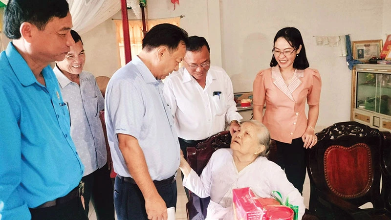 Lãnh đạo huyện Đông Hải (Bạc Liêu) thăm, tặng quà các gia đình chính sách.
