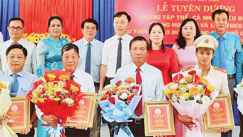 Lãnh đạo Thành ủy Bạc Liêu trao bằng tuyên dương các tập thể, cá nhân tiêu biểu của thành phố trong học tập, làm theo tư tưởng, đạo đức, phong cách Hồ Chí Minh.