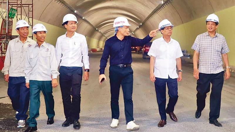 Chủ tịch Ủy ban nhân dân tỉnh Khánh Hòa Nguyễn Tấn Tuân (thứ hai từ phải sang) kiểm tra công tác chuẩn bị cho lễ khánh thành đường cao tốc Nha Trang-Cam Lâm.