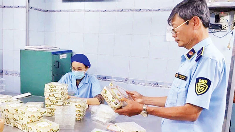 Các đơn vị chức năng thuộc Cục Quản lý thị trường thành phố kiểm tra một cơ sở sản xuất hàng hóa tại quận Phú Nhuận.