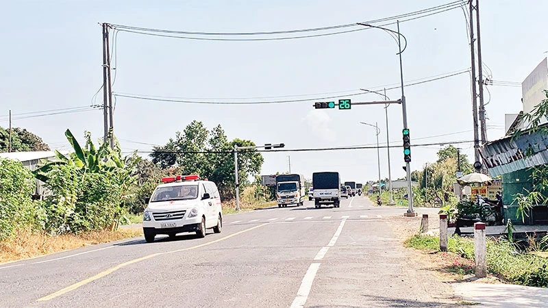 Đèn tín hiệu giao thông tại ngã tư đường tỉnh 922 giao với đường tỉnh 923. 