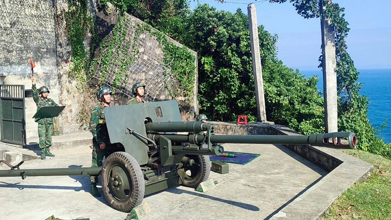 Một buổi huấn luyện chiến thuật của khẩu đội pháo 76,2mm, Tiểu đoàn đảo Trần, Lữ đoàn Bộ binh phòng thủ đảo 242 (Quân khu 3).