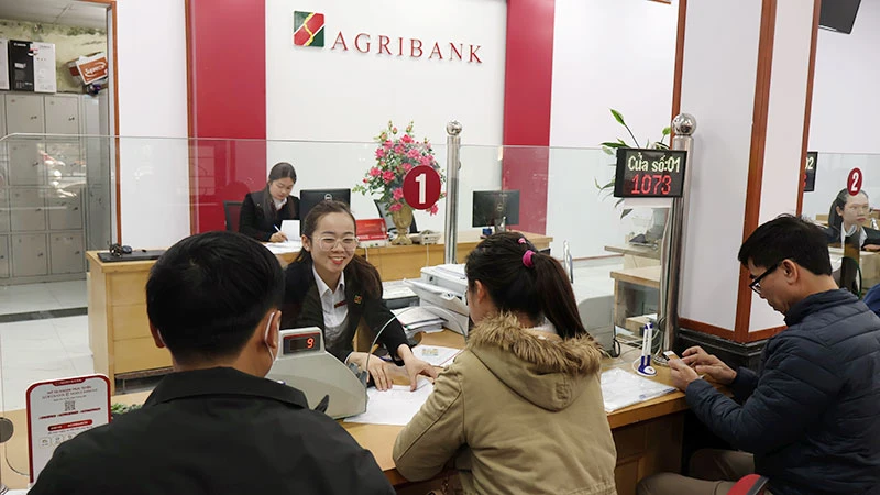 Khách hàng giao dịch tại Agribank chi nhánh Tiên Lãng (Hải Phòng).