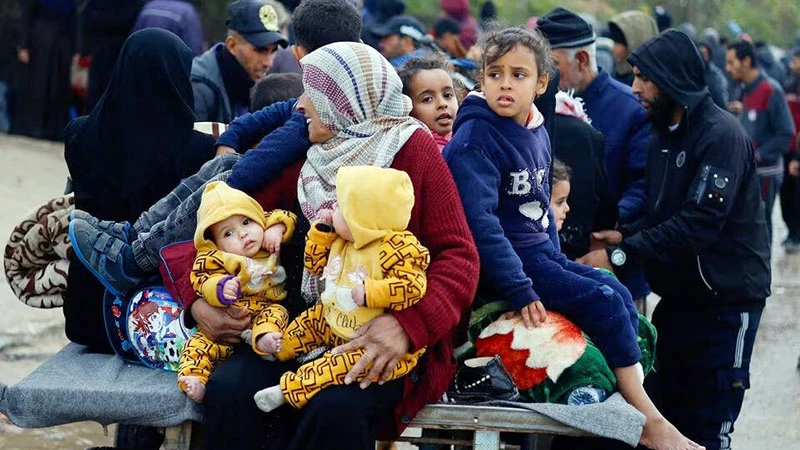 Người Palestine chạy khỏi khu vực giao tranh ở Gaza. (Ảnh REUTERS)