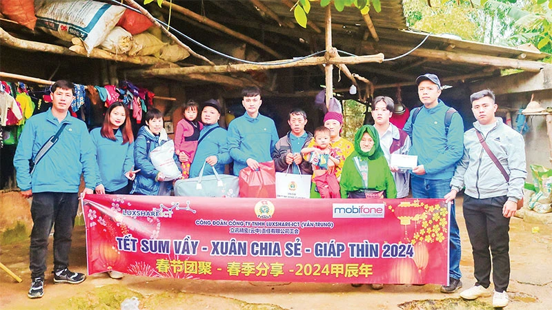 Công đoàn Công ty TNHH Luxshare ICT Vân Trung (Khu công nghiệp Vân Trung, huyện Việt Yên) trao quà Tết cho gia đình công nhân của công ty ở Hà Giang.