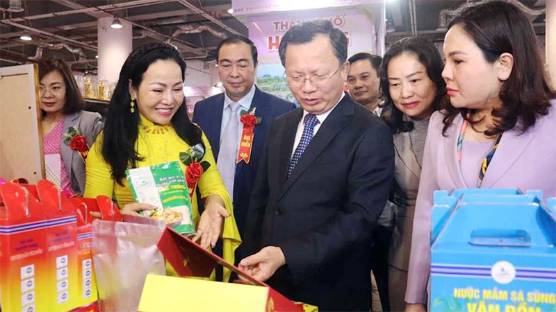 Các đại biểu tham quan gian hàng trưng bày sản phẩm OCOP của tỉnh Quảng Ninh tại hội chợ.