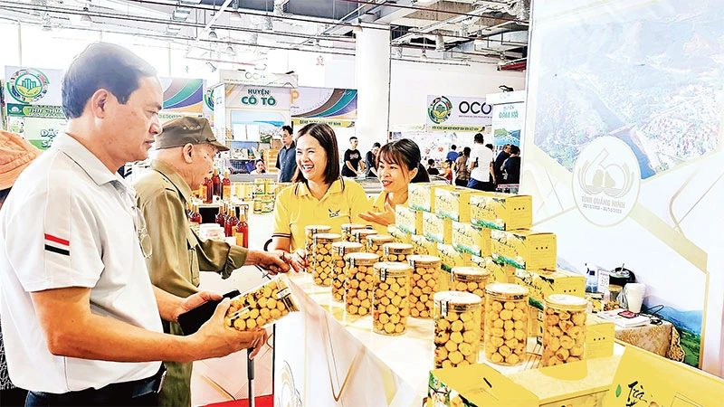 Sản phẩm trà hoa vàng của huyện Ba Chẽ (Quảng Ninh) được giới thiệu trên sàn thương mại điện tử và các trung tâm thương mại.