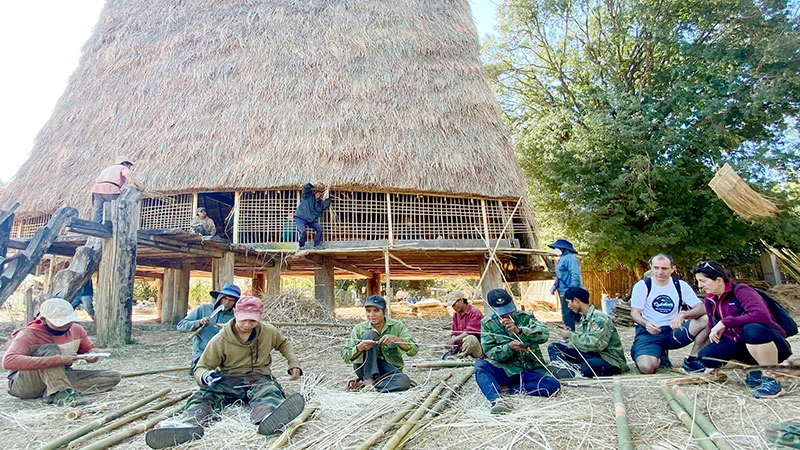 Đồng bào dân tộc làng Kon Jơ Dri, xã Đăk Rơ Wa, thành phố Kon Tum trang hoàng nhà Rông đón Tết. (Ảnh PHÚC THẮNG)