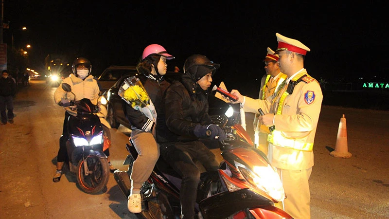 Cảnh sát giao thông huyện Quảng Yên, tỉnh Quảng Ninh kiểm tra nồng độ cồn với người điều khiển phương tiện tham gia giao thông.