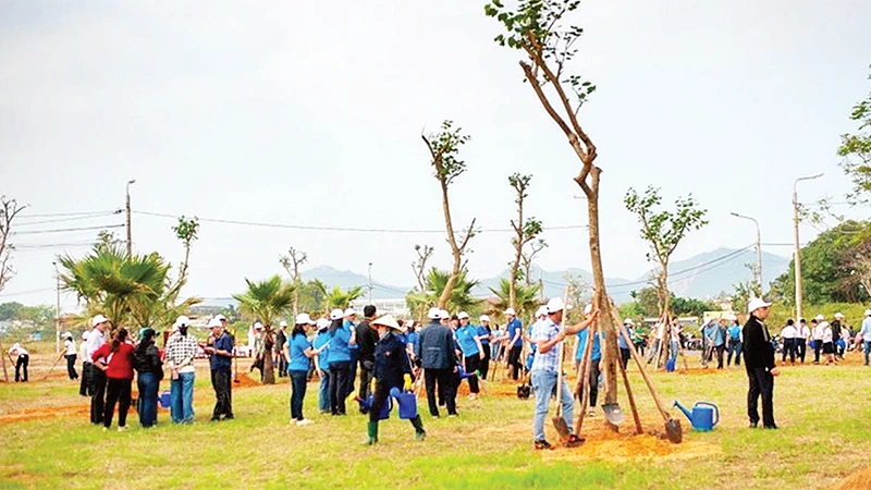 Quang cảnh lễ ra quân Tết trồng cây ở thành phố Đà Nẵng.