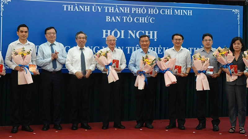 Thành ủy Thành phố Hồ Chí Minh biểu dương các đảng viên tiêu biểu năm 2023.