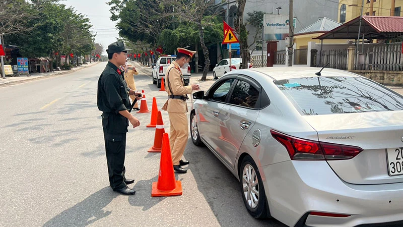 Lực lượng Công an thành phố Phổ Yên, tỉnh Thái Nguyên tuần tra, kiểm soát an toàn giao thông. (Ảnh THU TRANG)