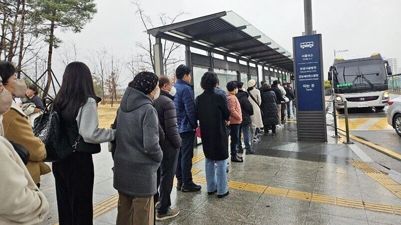 Người dân Hàn Quốc xếp hàng chờ xe chở tới Trung tâm y tế Samsung ở thủ đô Seoul.