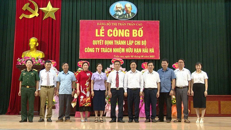 Công bố quyết định thành lập Chi bộ Công ty TNHH Hải Hà, Đảng bộ thị trấn Trần Cao, huyện Phù Cừ.