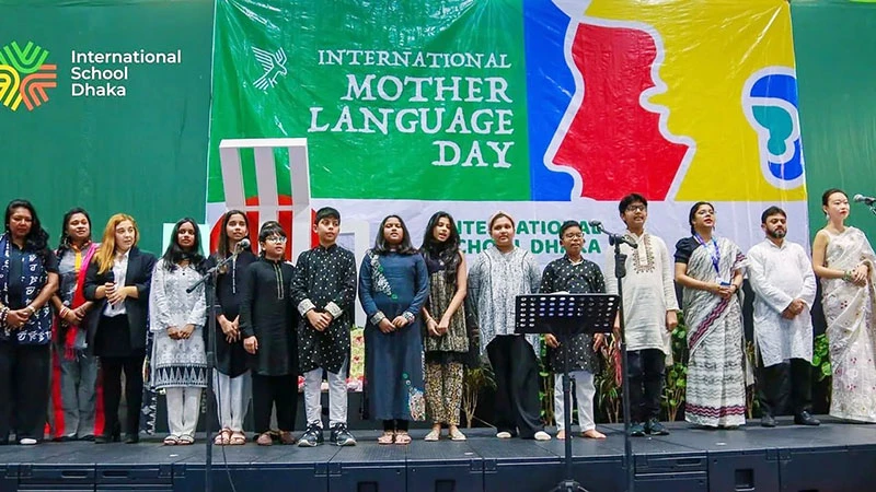 Các học sinh kỷ niệm Ngày Quốc tế tiếng mẹ đẻ. (Ảnh bnnbreaking.com)