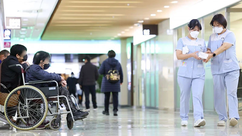 Bệnh nhân xếp hàng chờ khám và điều trị tại một bệnh viện ở Seoul.
