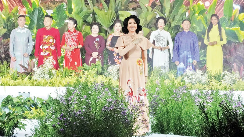 Trình diễn áo dài trong Lễ hội Áo dài Thành phố Hồ Chí Minh lần thứ 9, năm 2023.