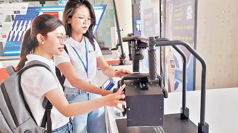 Trưng bày các sản phẩm khoa học-công nghệ tại Khu Công nghệ cao Thành phố Hồ Chí Minh.