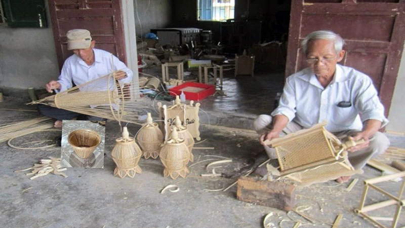 Sản xuất hàng mây tre đan tại Hợp tác xã Bao La, thôn Bao La, xã Quảng Phú, huyện Quảng Điền, tỉnh Thừa Thiên Huế.