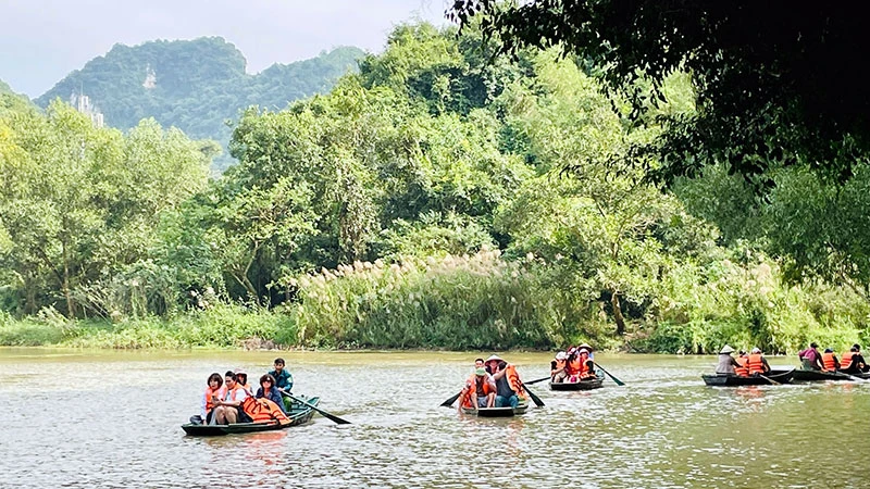 Du khách tham quan Khu du lịch sinh thái Thung Nham (Ninh Bình).