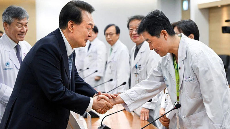 Tổng thống Hàn Quốc Yoon Suk Yeol gặp các bác sĩ tại một trung tâm y tế ở Seoul.