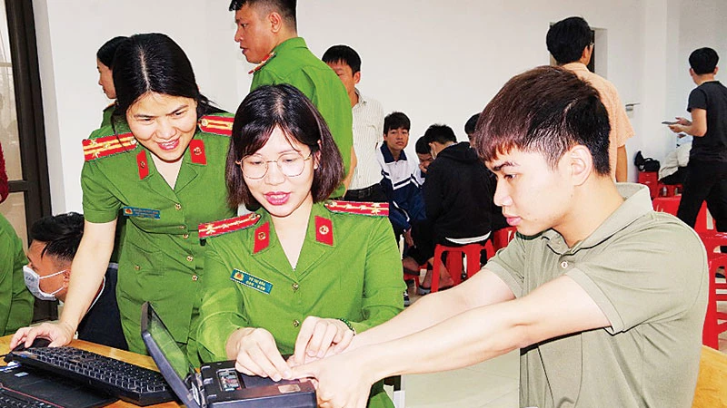 Công an tỉnh Hà Nam hướng dẫn sinh viên Trường cao đẳng nghề Hà Nam kích hoạt định danh điện tử.