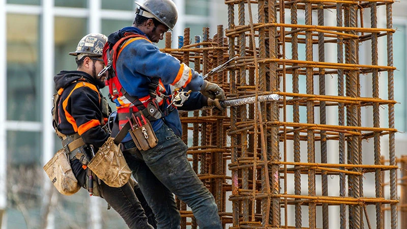 Công nhân xây dựng làm việc ở Canada. (Ảnh BLOOMBERG)