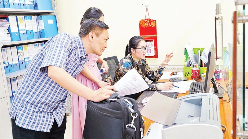 Kiểm tra việc thực hiện quy trình liên thông điện tử hai nhóm thủ tục hành chính tại bộ phận một cửa phường Hai Bà Trưng, thành phố Phủ Lý.