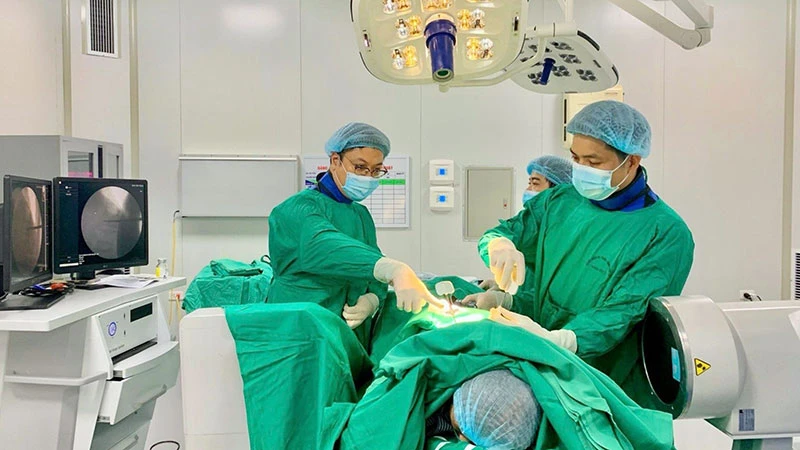 Các bác sĩ Bệnh viện đa khoa tỉnh Sơn La triển khai kỹ thuật “Bơm ciment tạo hình thân đốt sống qua da” do Bệnh viện Hữu nghị Việt Đức chuyển giao.