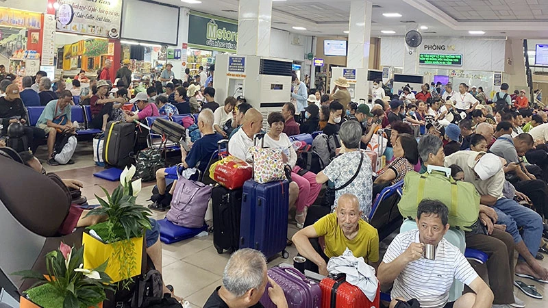 Tại Ga Sài Gòn, lượng khách đi tàu tăng vọt. (Ảnh QUÝ HIỀN)