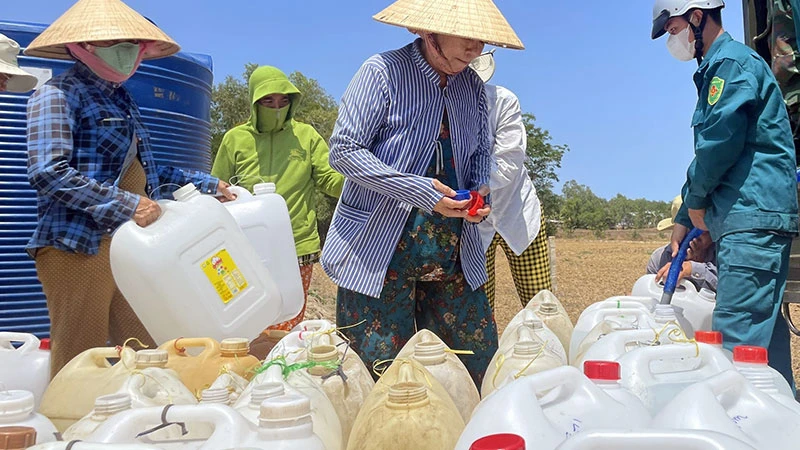 Vận chuyển nước ngọt hỗ trợ người dân huyện Cần Giuộc, Long An.