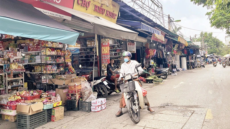 Một góc chợ tạm Triều Khúc, xã Tân Triều, huyện Thanh Trì.