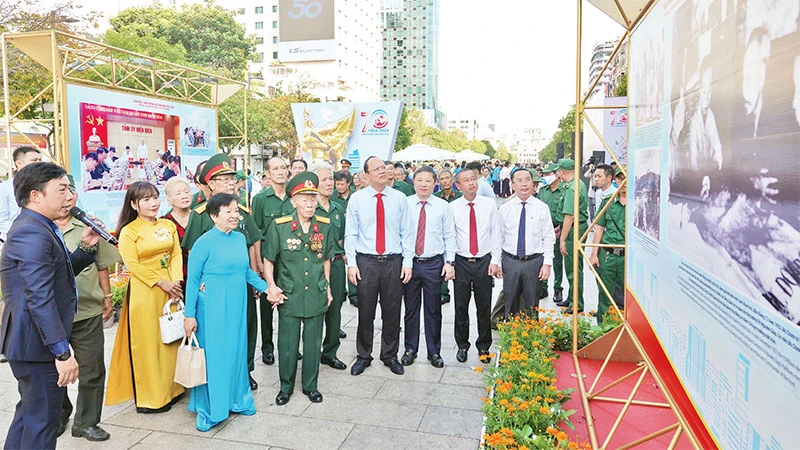 Các đại biểu tham quan Triển lãm ảnh “Chiến thắng Điện Biên Phủ - Sức mạnh Việt Nam, tầm vóc thời đại” tại Thành phố Hồ Chí Minh.