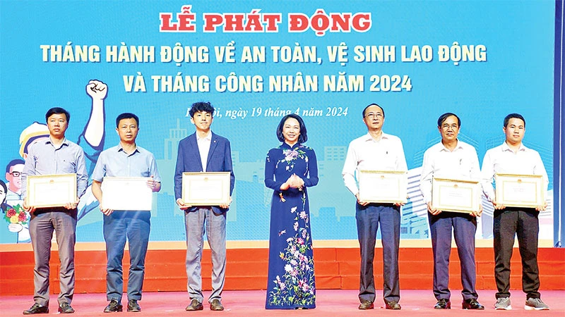Phó Chủ tịch UBND thành phố Hà Nội Vũ Thu Hà trao khen thưởng tặng ba tập thể, ba cá nhân có thành tích trong công tác an toàn vệ sinh lao động năm 2023. (Ảnh KIM THOA)