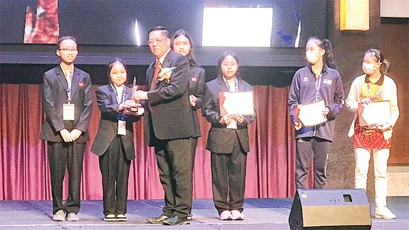 Nguyễn Thiên Kim được vinh danh tại giải trẻ thế giới tổ chức tại Malaysia. (Ảnh NVCC)