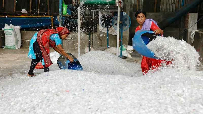 Nhà máy tái chế nhựa ở Bangladesh. (Ảnh REUTERS)