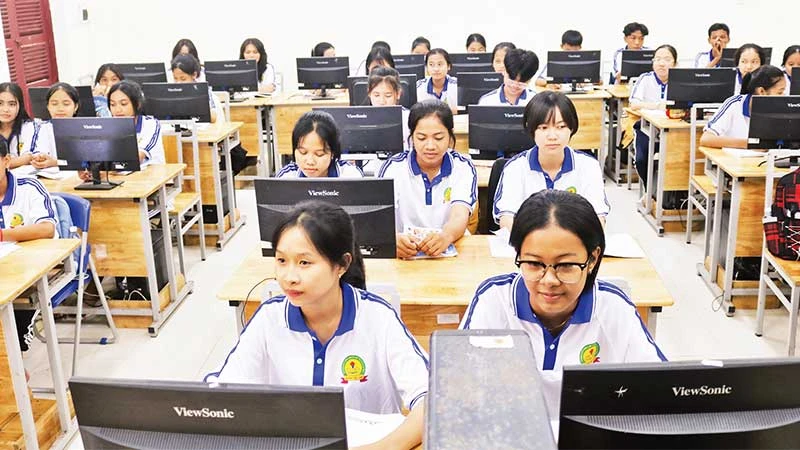 Phòng học của Trường phổ thông Dân tộc nội trú trung học cơ sở và phổ thông trung học huyện Tiểu Cần với trang thiết bị hiện đại, đáp ứng yêu cầu học tập của học sinh Khmer.