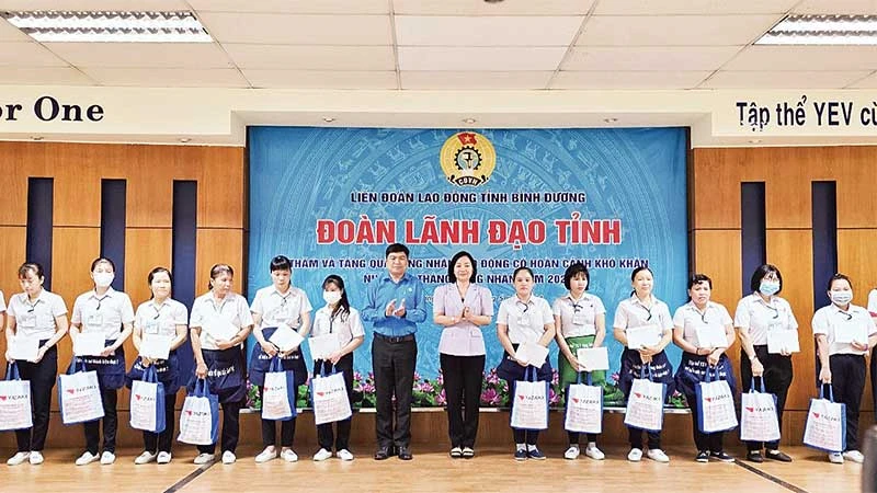 Lãnh đạo Ban Tuyên giáo Tỉnh ủy Bình Dương trao quà tặng công nhân lao động tại Công ty TNHH Yazaki EDS Việt Nam (thành phố Dĩ An, tỉnh Bình Dương).