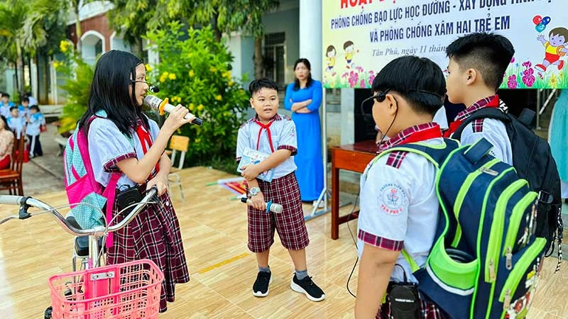 Giờ hoạt động ngoại khóa phòng chống bạo lực học đường, xây dựng tình bạn đẹp tại Trường tiểu học Tân Phú C, thành phố Đồng Xoài, tỉnh Bình Phước. (Ảnh ĐÀO HUYỀN)