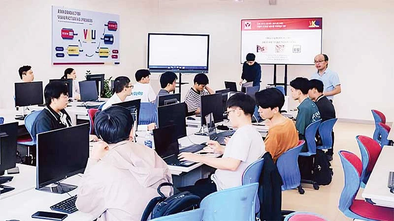 Khóa bồi dưỡng ngắn hạn về thiết kế vi mạch bán dẫn của Trường đại học Công nghệ Thông tin và Truyền thông Việt Hàn.