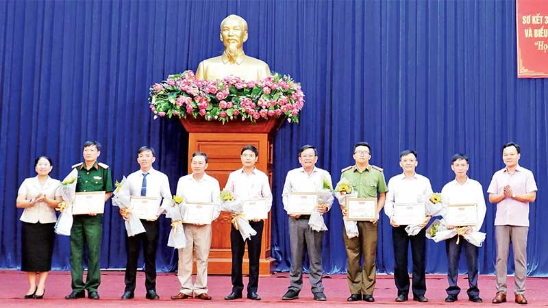 Lãnh đạo Huyện ủy Ia H’Drai trao giấy khen tặng các đơn vị có thành tích xuất sắc trong việc thực hiện Kết luận 01 của Bộ Chính trị.