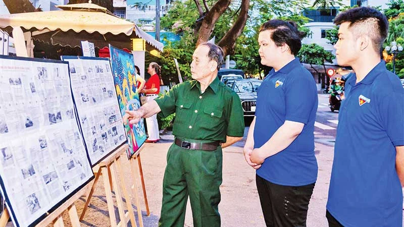 Cựu chiến binh và đoàn viên, thanh niên xem các thông tin được trình bày trên tranh Panorama “Chiến dịch Điện Biên Phủ”.