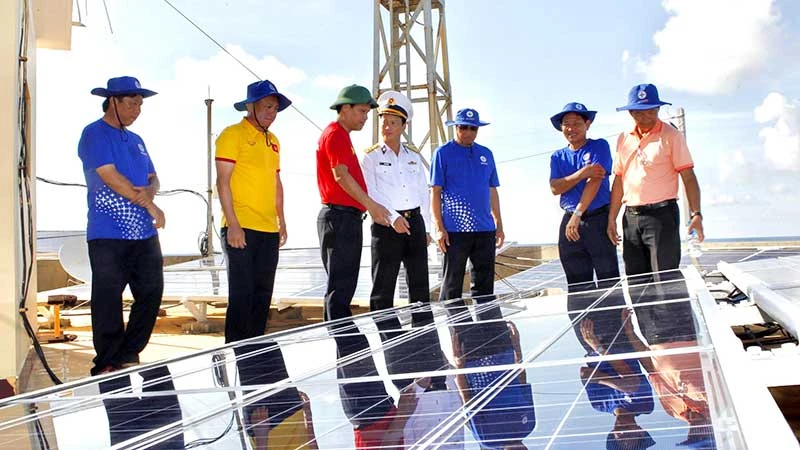 Lãnh đạo Tập đoàn Điện lực Việt Nam và Tổng công ty Điện lực miền Nam khảo sát, kiểm tra hệ thống pin năng lượng mặt trời tại đảo Đá Đông B.