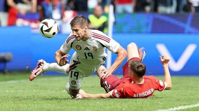 Varga đánh đầu ghi bàn thắng danh dự cho Hungary trong trận thua Thụy Sĩ 1-3.