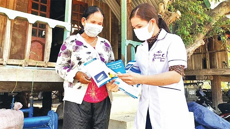 Cán bộ y tế Đắk Lắk tuyên truyền nâng cao nhận thức phòng chống dịch bệnh cho người dân.