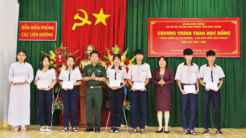 Bộ đội Biên phòng Bình Thuận trao học bổng cho học sinh vượt khó học giỏi.