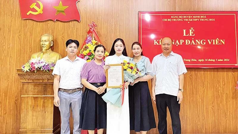 Đảng viên Cao Nữ Minh Trang cùng các thầy, cô giáo trong ngày em được kết nạp vào Đảng.