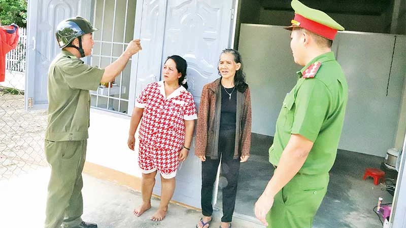 Ông Trịnh Văn Mười (ngoài cùng bên trái), Tổ trưởng bảo vệ an ninh trật tự buôn Đung (xã Cư Êbur, TP Buôn Ma Thuột) cùng công an xã tuyên truyền, vận động nhân dân.